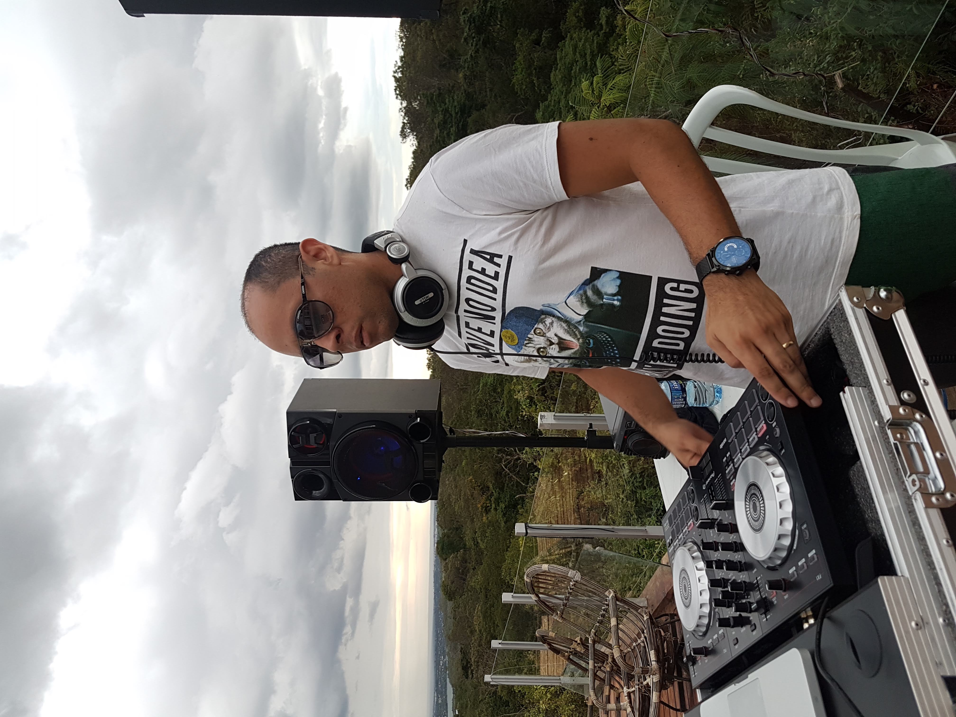 DJ Ralzon em sunset corporativo